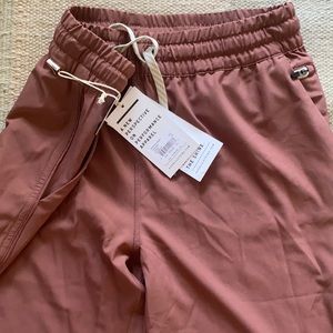 Vuori weekend joggers. Terracotta. Size medium.